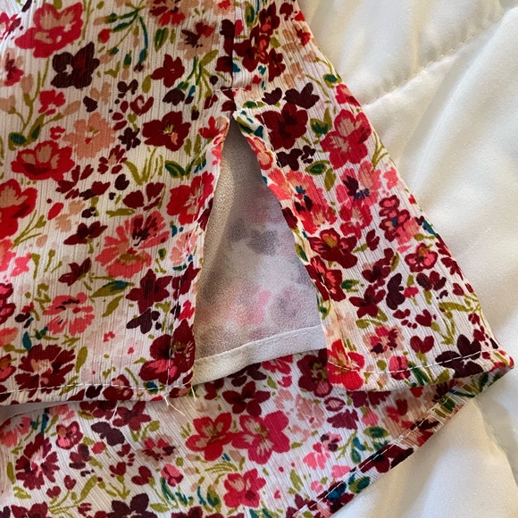 Vince Camuto V-Neck Floral Tank Blouse. Very feminine. Very pretty. Lined. - Picture 6 of 13